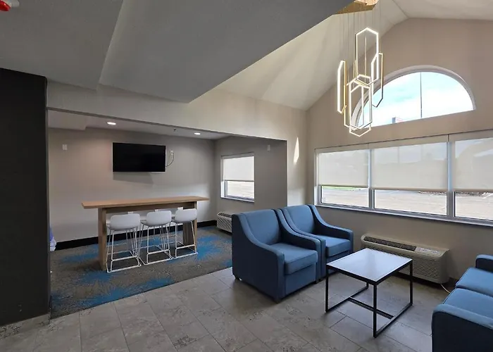 Days Inn & Suites By Wyndham Brandon Amphitheater